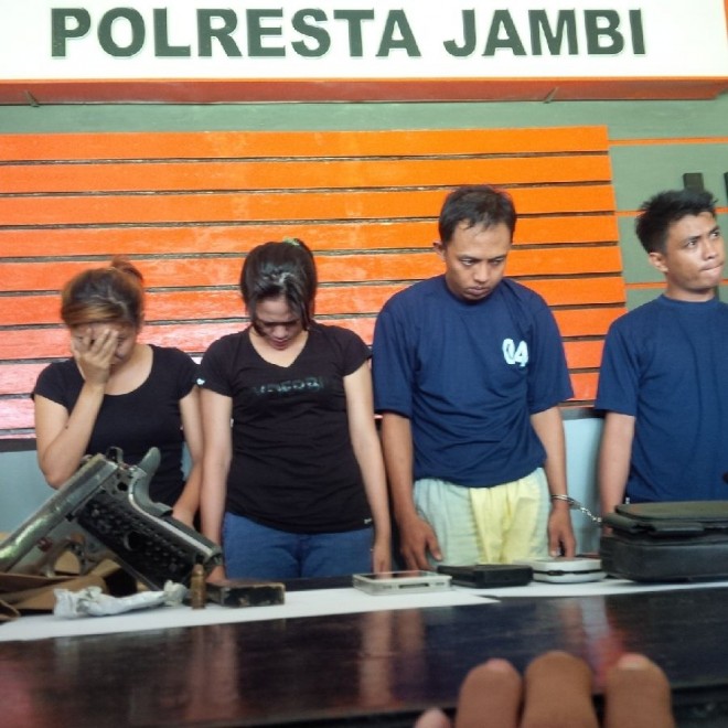 Tersangka dan barang bukti yang diamankan polisi 